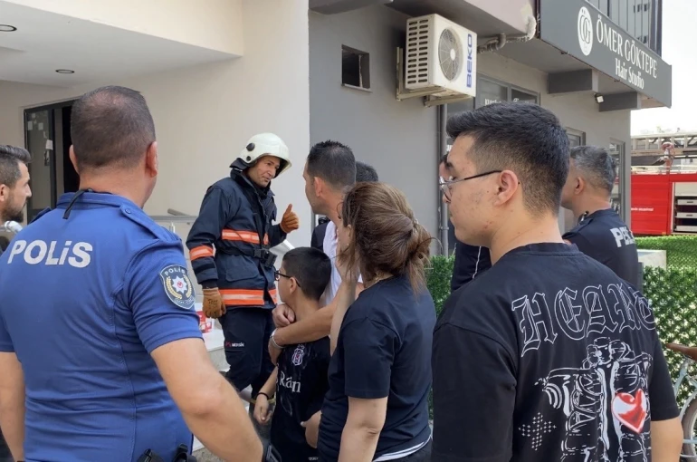 Mersin’de 10 katlı binada yangın: Sağlık ekipleri dumandan etkilenenlere müdahale etti