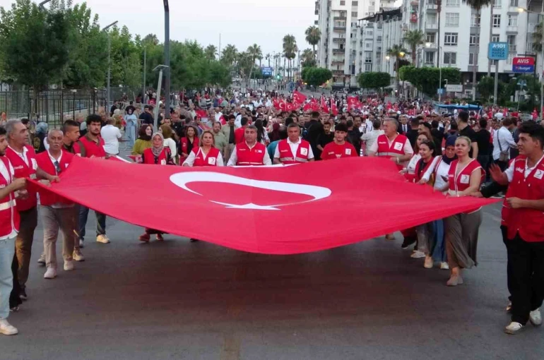 Mersin’de 15 Temmuz yürüyüşü düzenlendi, demokrasi nöbeti tutuldu