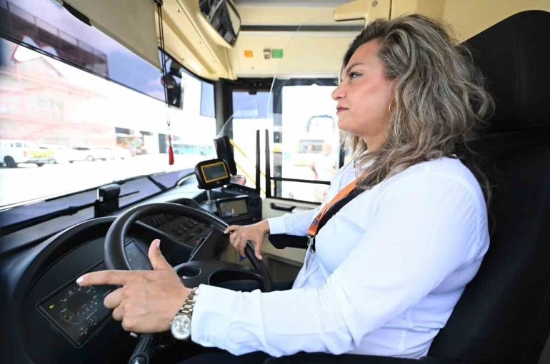 Mersin’de 2 çocuk annesi ücretsiz kursla otobüs şoförü oldu
