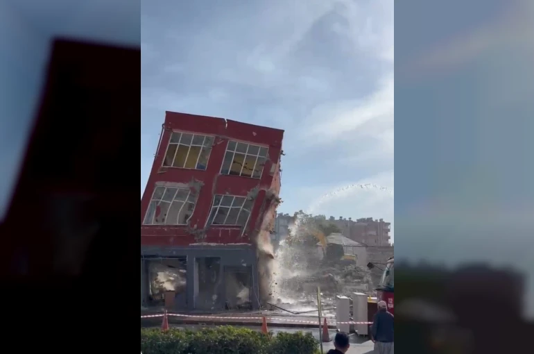 Mersin’de 2 katlı bina titreşimle yıkıldı