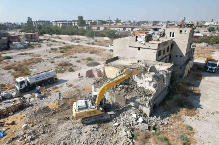 Mersin’de 2 katlı metruk bina kontrollü şekilde yıkıldı