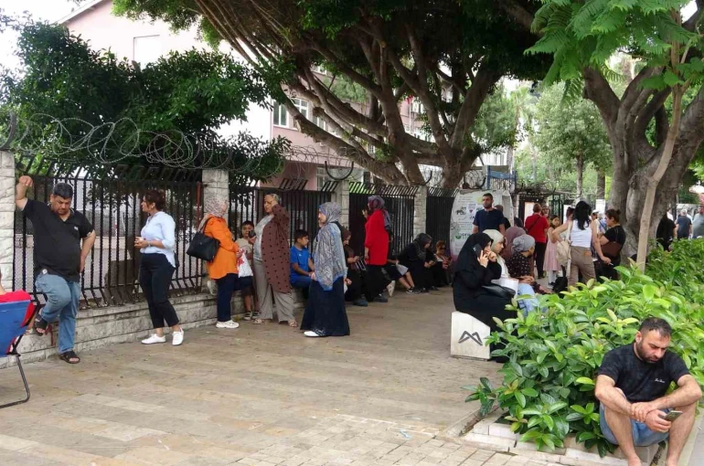 Mersin’de 25 bin 965 öğrenci için LGS başladı: Çocuklar içerde aileleri dışarda ter döktü
