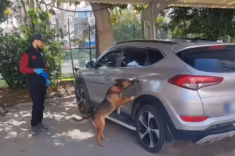 Mersin’de 27 litre metamfetamin ele geçirildi: 3 tutuklama