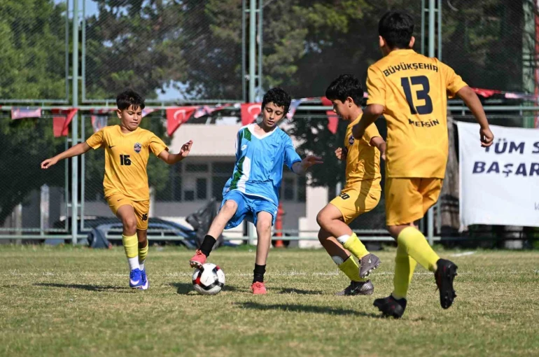 Mersin’de 3 binden fazla çocuk futbol şöleninde buluştu