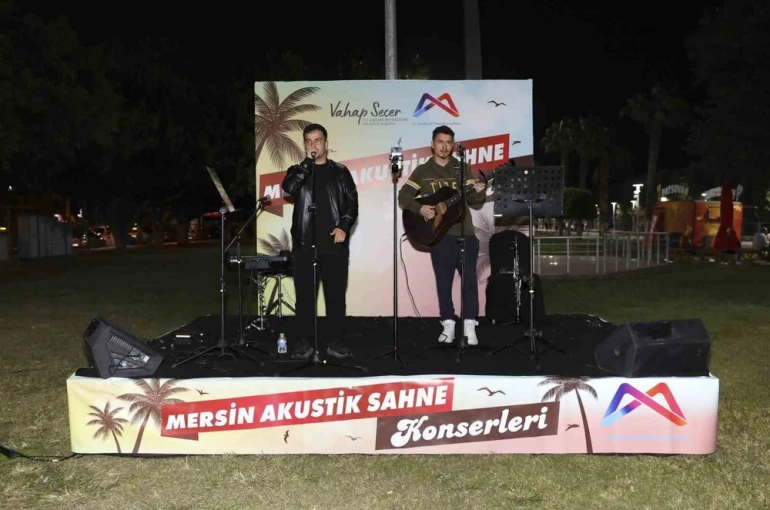 Mersin’de akustik sahne konserleri gençlerin ilgisini çekiyor