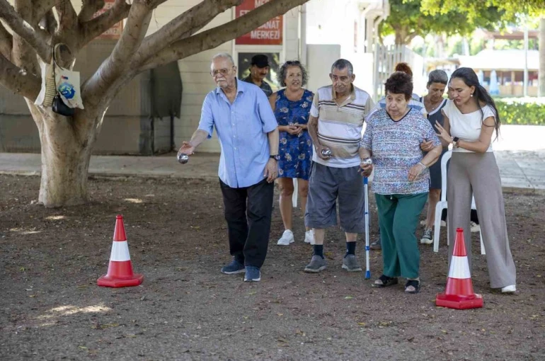 Mersin’de Avrupa Hareketlilik Haftası’na özel 80’ler buluşması düzenlendi