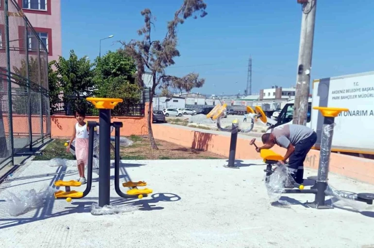 Mersin’de çocuk oyun parklarının eksikleri gideriliyor, yeşil alanlara bakım yapılıyor