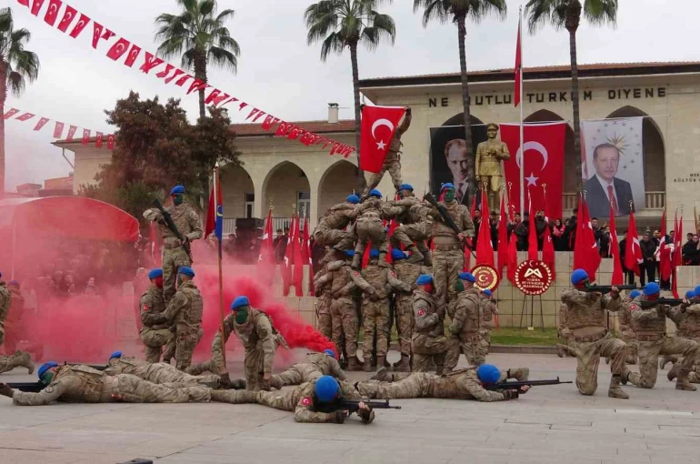 Mersin’de coşkulu kurtuluş yıl dönümü: JÖAK helikopter ile ‘üzüm salkımı’ gösterisi yaptı