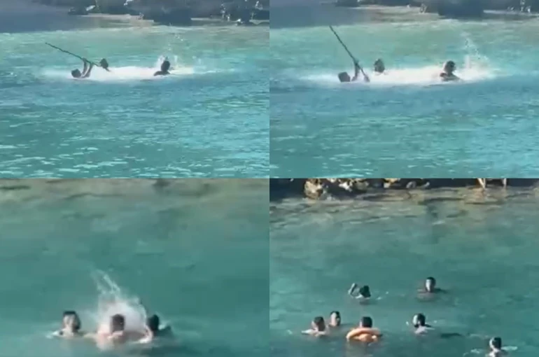 Mersin’de denizin ortasında sopalı kavga kamerada