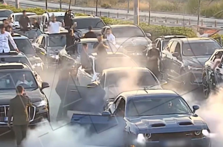 Mersin’de düğün konvoyunda yolu kapatan 7 sürücüye 695 bin 862 lira ceza