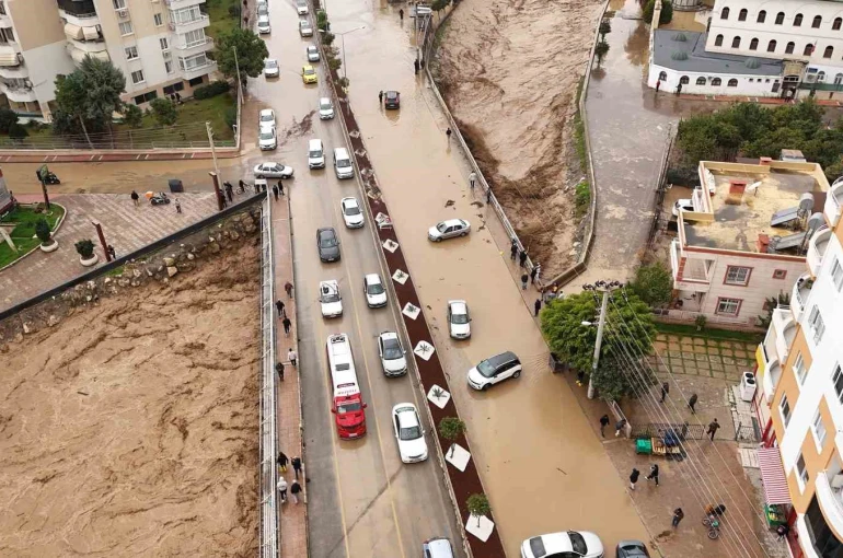 Mersin’de ekipler sel mesaisinde