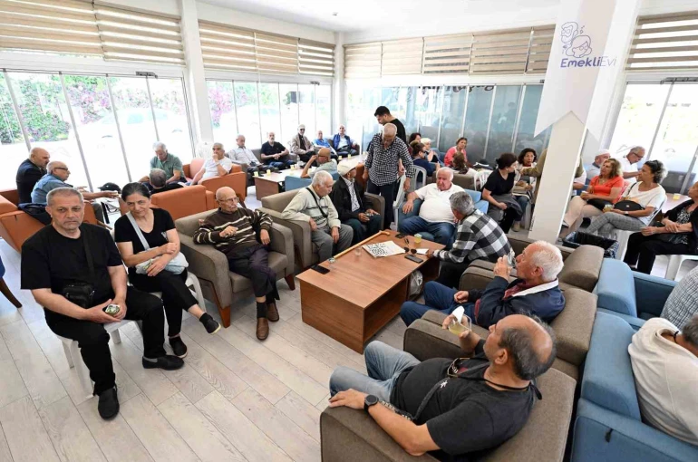 Mersin’de emekliler bayram sevincinde buluştu