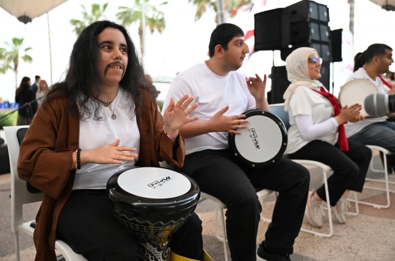 Mersin’de engeller sanat ve müzikle aşıldı