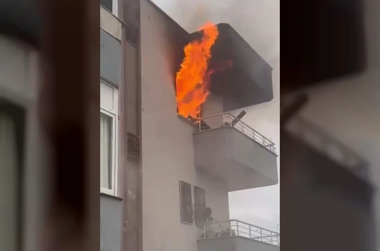 Mersin’de ev yangını alevler pencereden çıktı