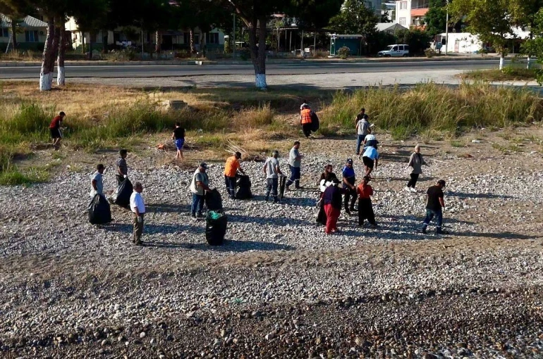 Mersin’de gençlerden sahil temizliği seferberliği