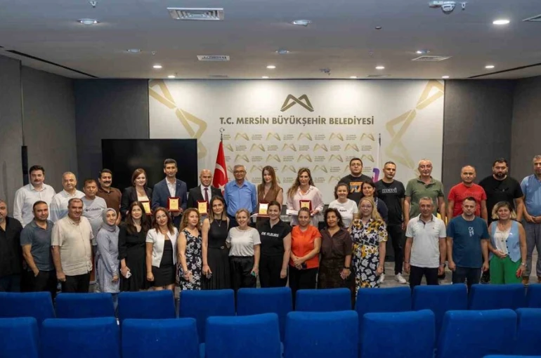 Mersin’de görevde yükselen personele plaket ve teşekkür belgesi