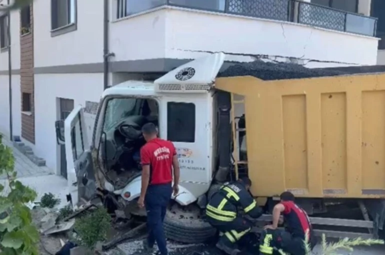 Mersin’de hafriyat kamyonu apartman balkonuna girdi: 1 yaralı