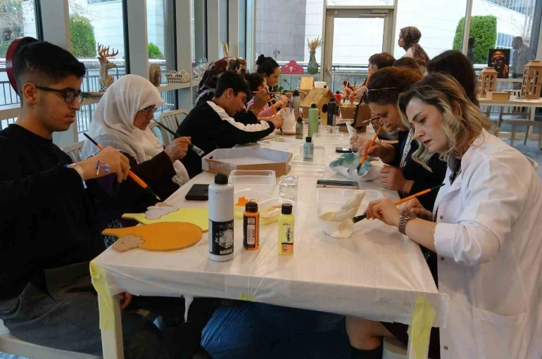 Mersin’de hastalar ve sağlık çalışanları sanatta buluştu
