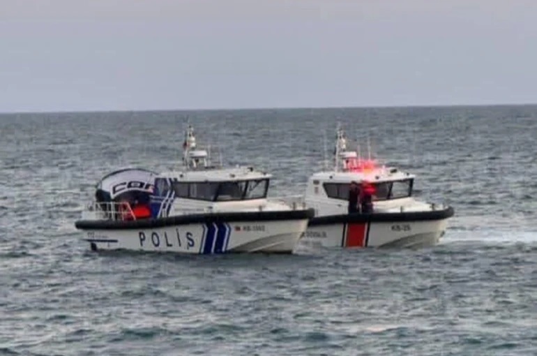 Mersin’de iki ayrı paraşüt kazası: Biri direğe takıldı, diğeri denize düştü