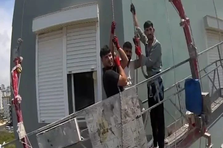 Mersin’de iskelede mahsur kalan 3 işçi kurtarıldı