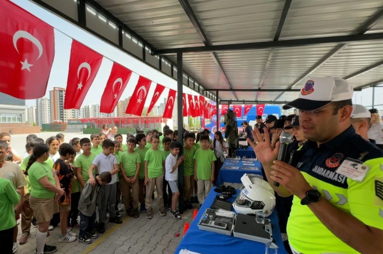 Mersin’de jandarmadan öğrencilere tanıtım etkinliği