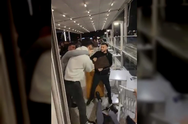 Mersin’de kafedeki kavgada yumruklar havada uçuştu