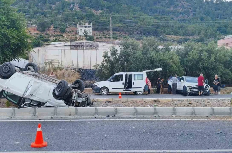 Mersin’de kaza yapan otomobil takla attı: 2 yaralı