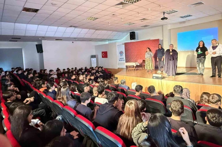 Mersin’de ’madde bağımlılığı’ konulu tiyatro büyük ilgi gördü