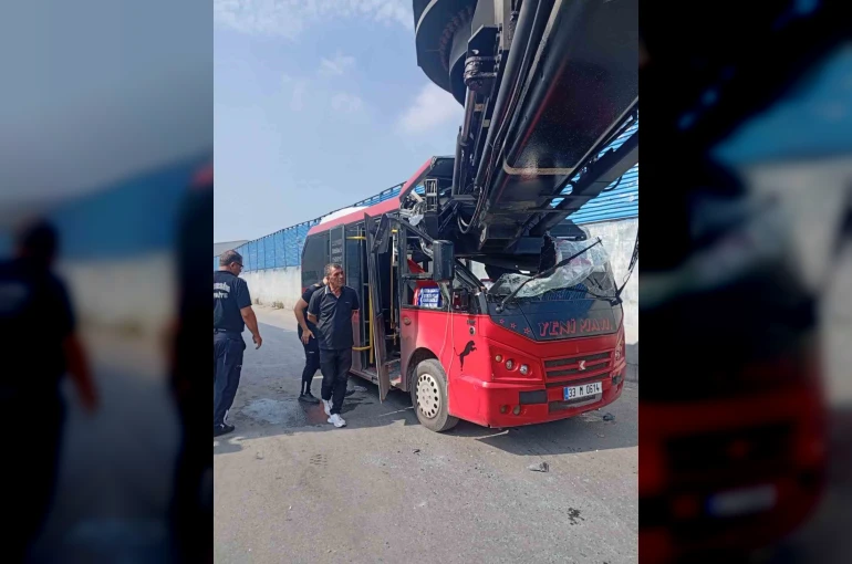 Mersin’de minibüs ile vinç çarpıştı: 1 yaralı