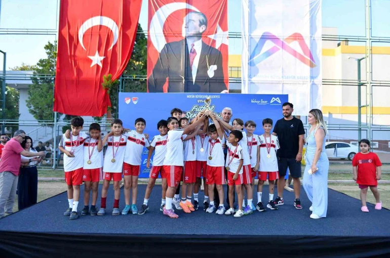 Mersin’de minik futbolcuların şenlik heyecanı sona erdi