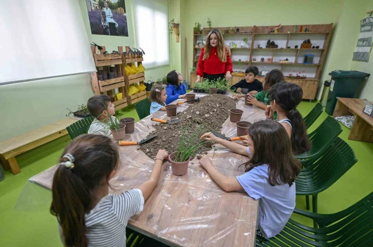 Mersin’de minikler Doğa Atölyesinde toprakla buluşuyor