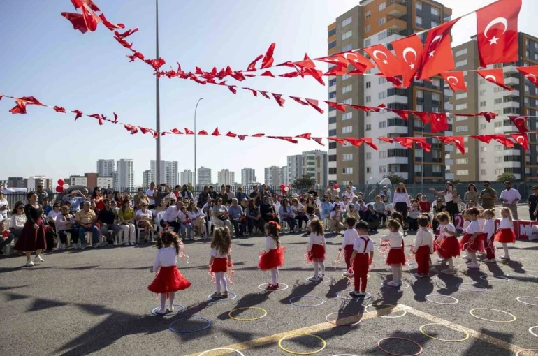 Mersin’de miniklerden Cumhuriyet Bayramı coşkusu