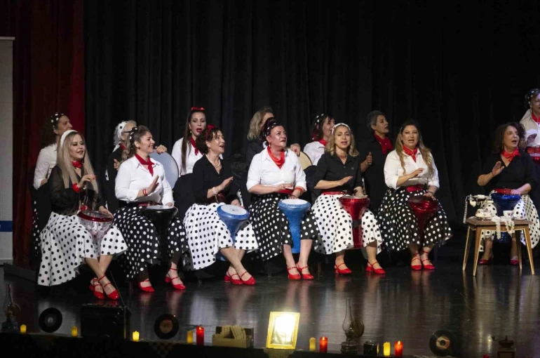 Mersin’de ‘Naftalin Kokulu Anılar Sandığı’ konseri izleyenleri geçmişe götürdü