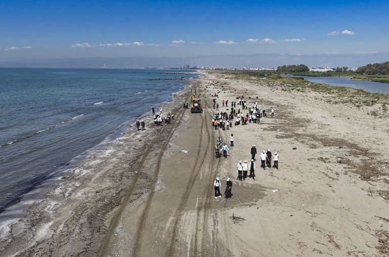 Mersin’de öğrenciler sahil temizliği için seferber oldu