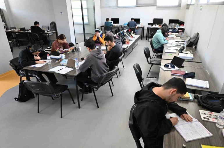 Mersin’de okuma salonları öğrencilerin ikinci adresi oldu