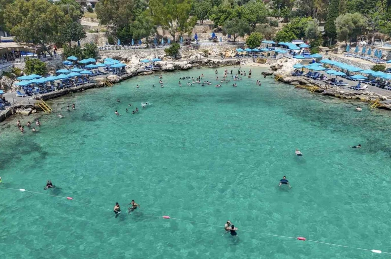 Mersin’de plajlar yaz sezonunda yoğun ilgi görüyor