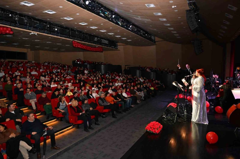Mersin’de Sevgililer Günü’ne özel Ajda Pekkan şarkıları konseri