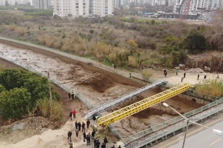 Mersin’de şiddetli yağış sel ve su taşkınlarına neden oldu