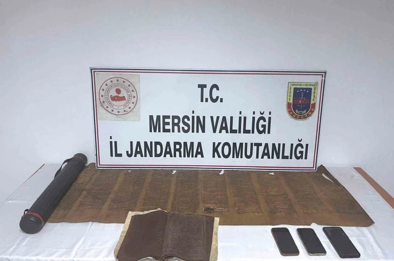 Mersin’de tarihi eser operasyonu: Tevrat ve el yazması eser ele geçirildi