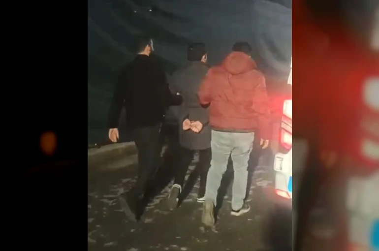 Mersin’de trafikte tartışma tutuklama ile bitti: Sopalı alkollü sürücünün ehliyeti alındı, 14 bin TL de ceza kesildi
