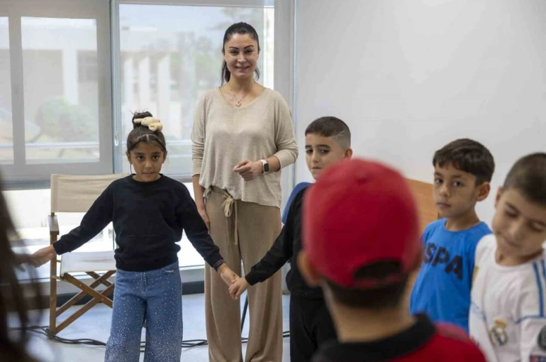 Mersin’de ücretsiz tiyatro kursuna yoğun ilgi