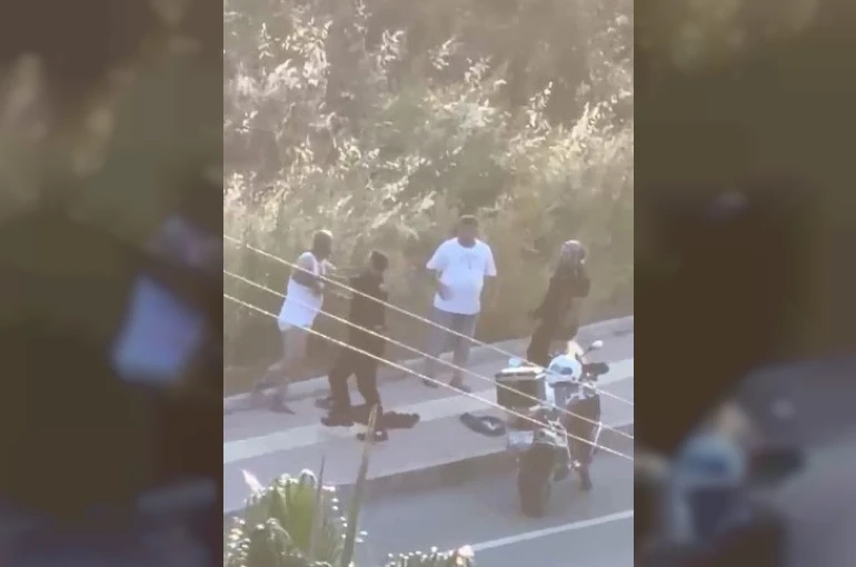 Mersin’de üst aramasında polislere direnen şahıslar ile polisler arasında arbede 