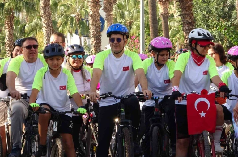 Mersin’de yaşlısından gencine bisiklet tutkunları pedal çevirdi