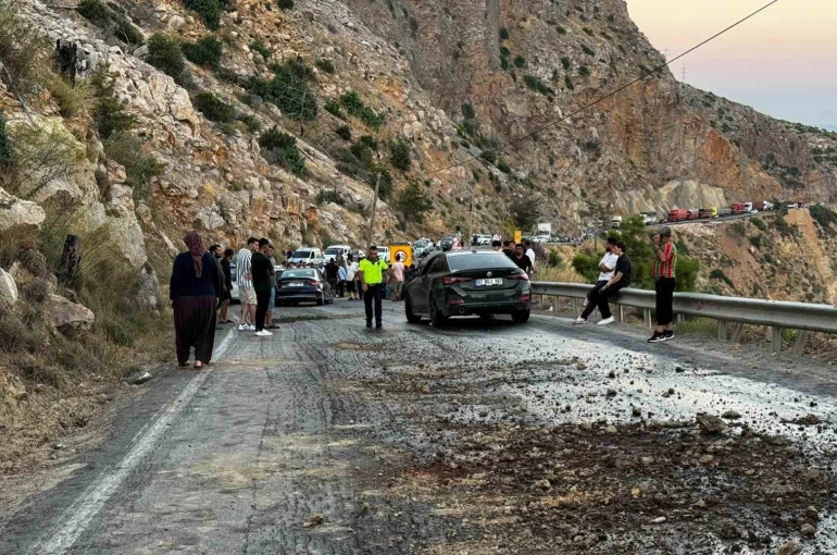 Mersin’de yola akan mazot zincirleme kazaya neden oldu, 4 araç birbirine girdi