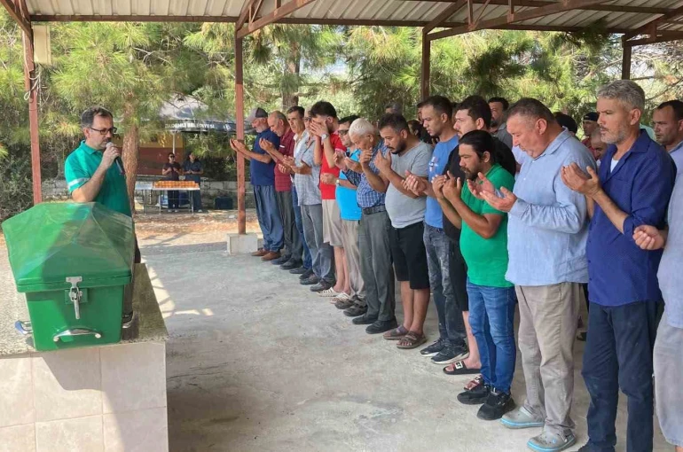 Mersin’deki kasklı dehşette hayatını kaybeden yaşlı adam toprağa verildi