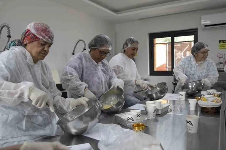 Mersin’in tescilli kan portakalı mutfak atölyesinde işlendi