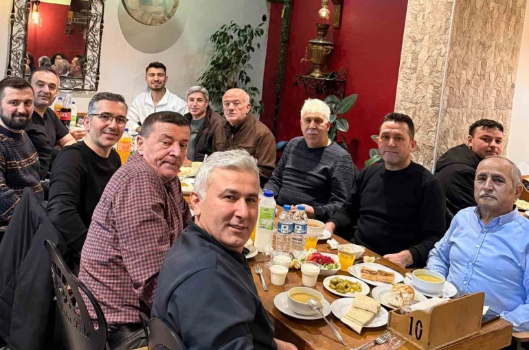 Mesai arkadaşlarından 40 yıllık sağlık emekçisine vefa gecesi