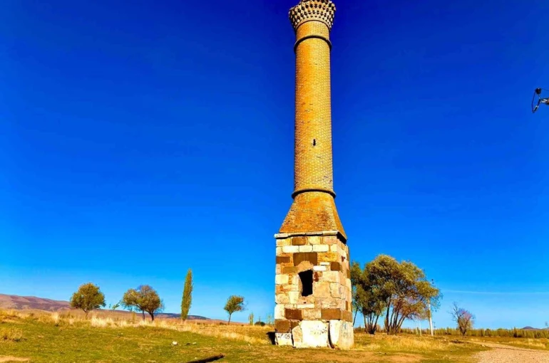 Mescidi yanan caminin minaresi 200 yılı aşkın süredir zamana meydan okuyor