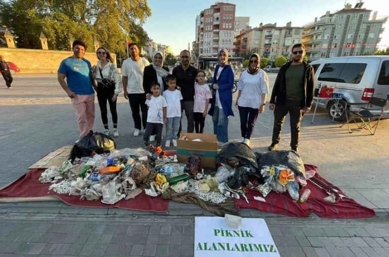 Mesire alanında topladığı çöpleri farkındalık için şehir meydanında sergiledi