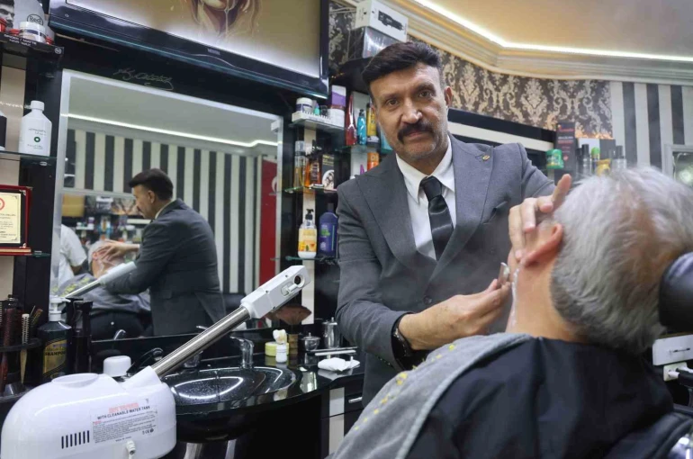 Mesleğine olan ciddiyetini kaybetmeyen berber, yaz kış demeden müşterilerini takım elbiseyle tıraş ediyor